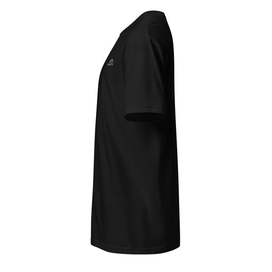 Seitliche Ansicht des schwarzen MONTIV T-Shirts zur Veranschaulichung der Passform.