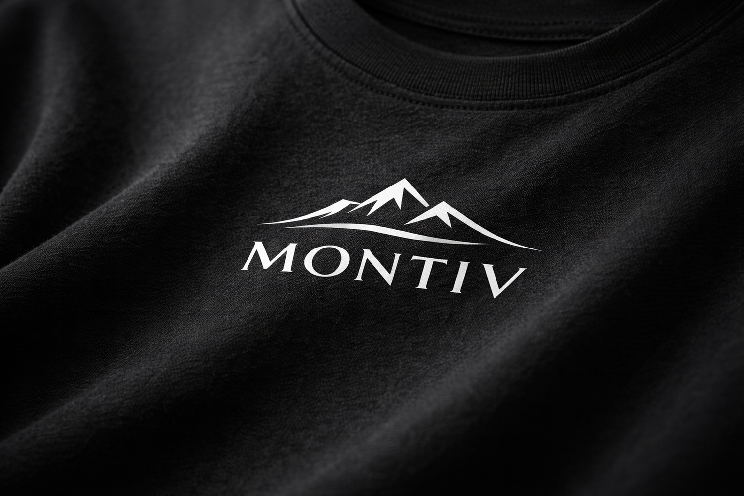 T-Shirt mit einer Nahaufnahme des Montiv Logo